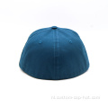 Twee toont achterin gesloten snapback -hoeden